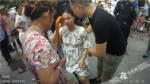 停车未交费被物管锁车 孕妈暴怒坐堵小区大门 - 重庆晨网