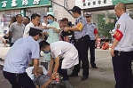 老人逛街中暑晕倒 警民合力救助 - 公安厅