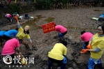 又是别人家的大学！老师学生在校园荷塘比赛挖藕 - 重庆晨网