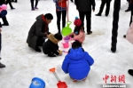 几位小朋友想在雪场堆一个雪人。　陈茂霖　摄 - 重庆晨网