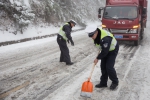 海拔2000米高山上的交巡警中队：零下15度仅一个火炉，水管不注意就被冻住 - 重庆晨网