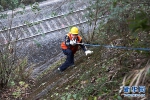 春运途中的“高山排险者”：每天攀爬绝壁，危岩区吃自带饼干 - 重庆晨网