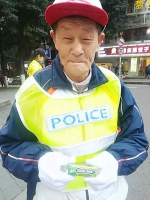 赞！85岁老人27年义务疏导交通 值守路段从未发生交通事故 - 重庆晨网