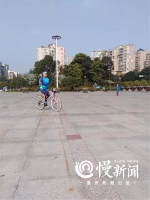 五旬男子有绝技：自行车上跳绳滚铁环玩金鸡独立 - 重庆晨网