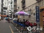 沙坪坝一街道设置擦皮鞋专区 ：擦鞋师傅任选，一律只收两元 - 重庆晨网