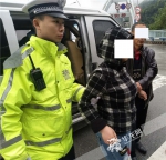 女子翻桥欲轻生 民警狂奔救人 - 重庆晨网