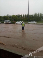 暴雨致鱼嘴镇现代大道数10辆车被泡水中 - 重庆晨网