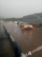 暴雨致鱼嘴镇现代大道数10辆车被泡水中 - 重庆晨网