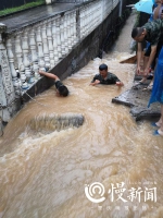 武隆连日暴雨 消防员水中排险被赞“最帅小哥哥” - 重庆晨网