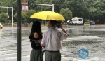 今天这场雨是否让你措手不及？但暴雨中的这一幕却有点暖 - 重庆晨网