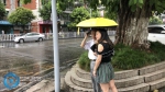 今天这场雨是否让你措手不及？但暴雨中的这一幕却有点暖 - 重庆晨网