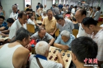 打牌下棋、看电视、看书……防空洞纳凉点民众“打拥堂” - 重庆晨网