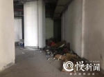 小区车库变成垃圾场已两年 开发商、物管谁应担责？ - 重庆晨网