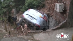 女司机擦挂后猛打方向盘踩油门 小车“飞”进居民厨房 - 重庆晨网