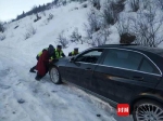 情侣为看风景私闯封闭小路 被困4300余米雪山垭口 - 重庆晨网