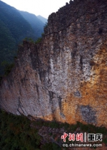 涪陵武陵山大裂谷壁立千仞，色彩斑斓，色彩斑斓岩面细缝排列，状似卷册，字之万卷书。 - 重庆晨网