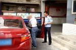 晚高峰大雨中87岁老人打不到车，交巡警做了这件事让他暖心 - 重庆晨网