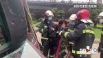 万幸！货车侧翻压扁轿车 轿车内两人躲过一劫 - 重庆晨网