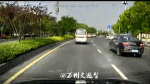 女司机连续变道差点撞车 网友：举报！交警：严查！ - 重庆晨网