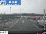 女司机连续变道差点撞车 网友：举报！交警：严查！ - 重庆晨网