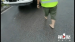 高速路上光脚开货车？驾驶员：因为穿拖鞋会被罚 - 重庆晨网