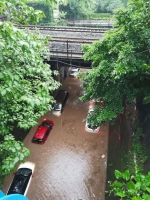 “乘风破浪”的哥哥们 暴雨中坚守不退护出行平安 - 重庆晨网