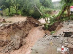 强降雨致渝北一道路被冲毁 交通受阻需绕行 - 重庆晨网