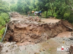 强降雨致渝北一道路被冲毁 交通受阻需绕行 - 重庆晨网