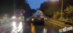 雨夜中大货车司机一脚刹车 车上货物“跑”路上 - 重庆晨网