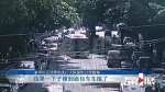 车辆违停道路狭窄 公交强过连撞三车 - 重庆晨网