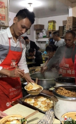 冒雨排队一小时！外地游客“飞”到重庆疯狂吃小面 - 重庆晨网