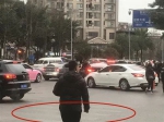 什么情况！守法过街需要“翻越护栏”？ - 重庆晨网