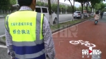 骑车路过频频摔跤 红色涂料惹的祸？ - 重庆晨网